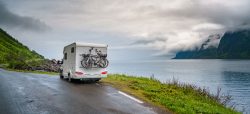 Camper mit Fahrrad Norwegen